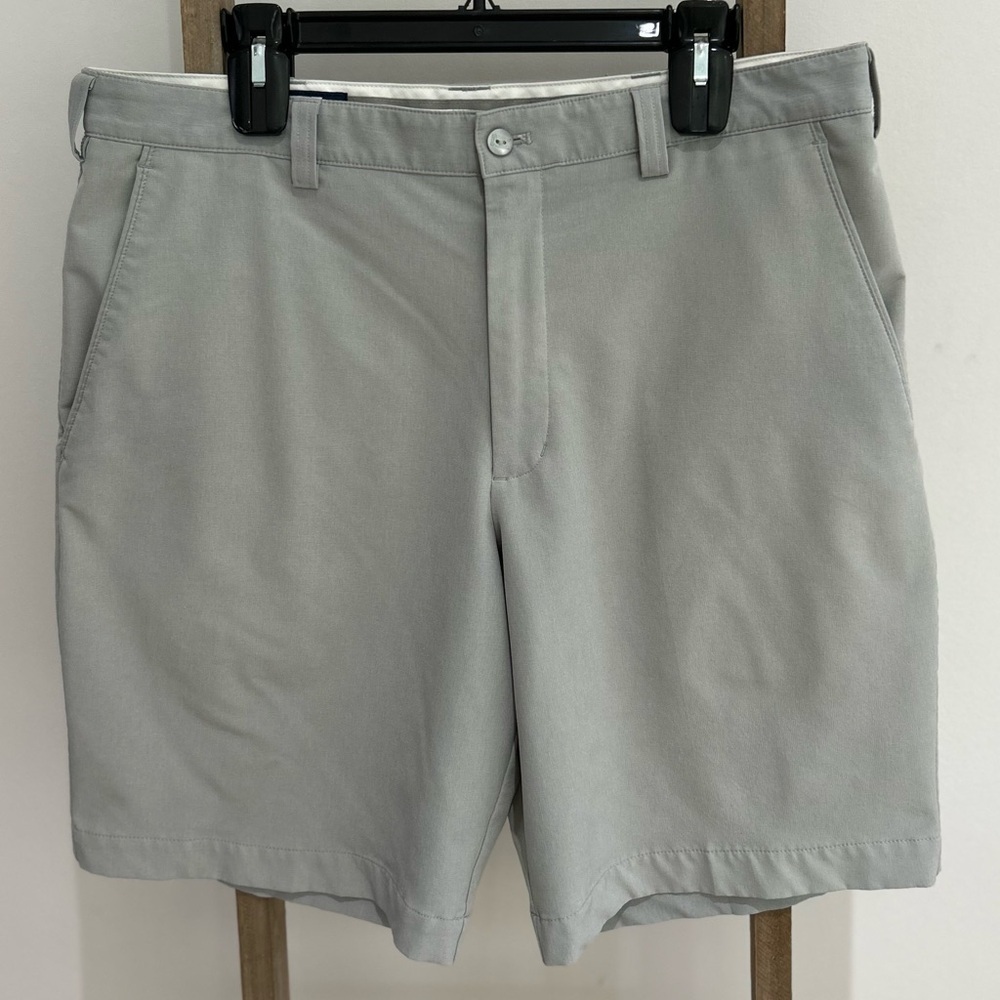 Cutter & Buck Light Gray Flat Front Shorts Men’s Size 34 Casual Lightweight